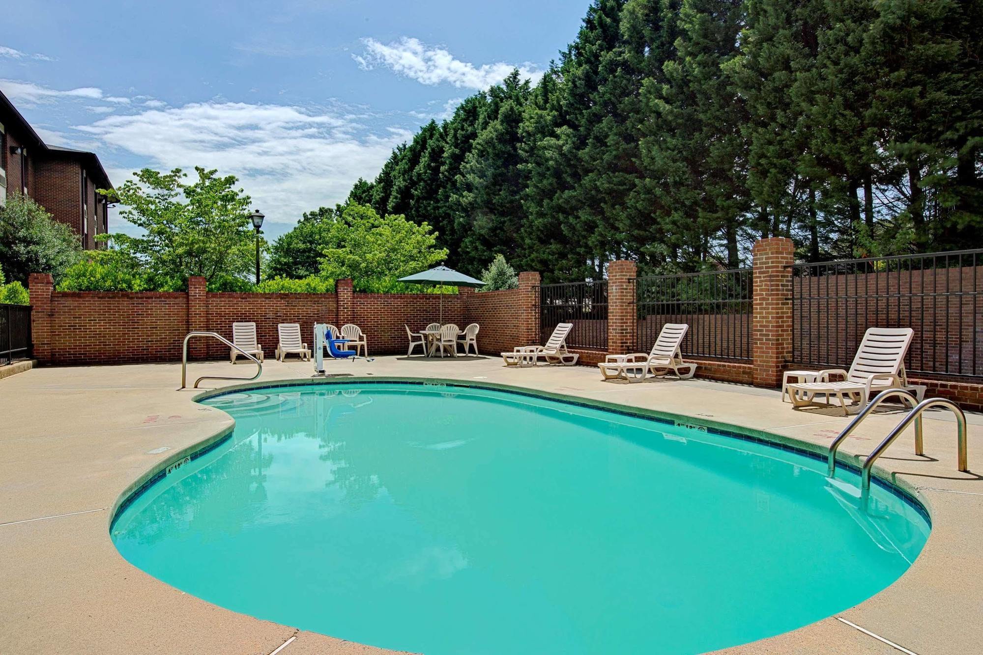 Days Inn & Suites By Wyndham Hickory Extérieur photo